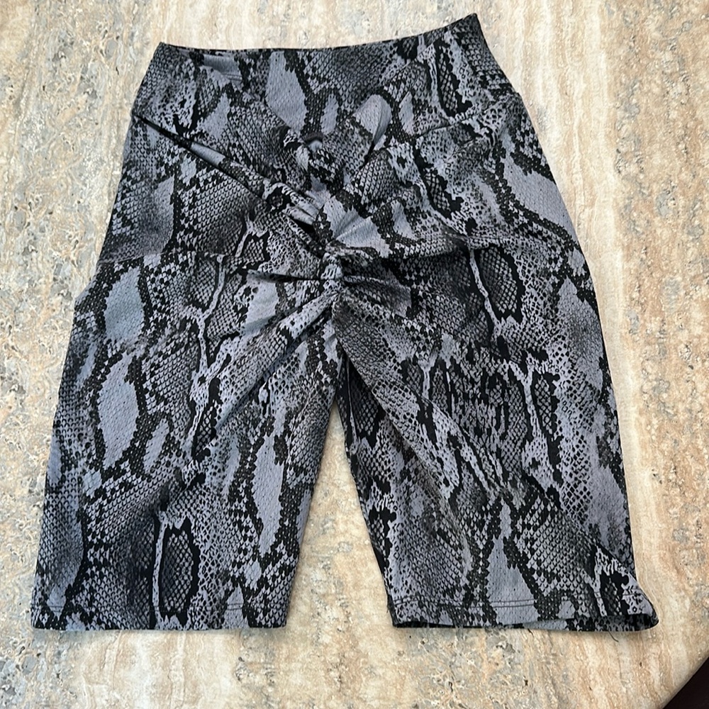 LiCi Fit V Scrunch Biker Shorts